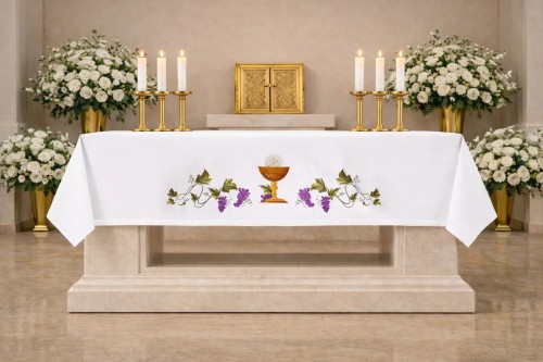 Biały obrus ołtarzowy z kielichem i winoroślą 150 × 350 cm – widok na ołtarzu