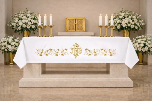 Złoty obrus ołtarzowy z haftowanym pasem IHS 150 × 300 cm – widok na ołtarzu