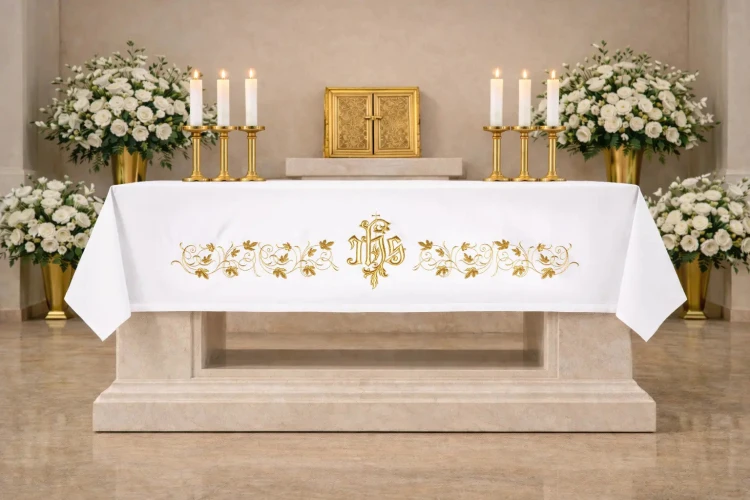 Złoty obrus ołtarzowy z haftowanym pasem IHS 150 × 300 cm – widok na ołtarzu