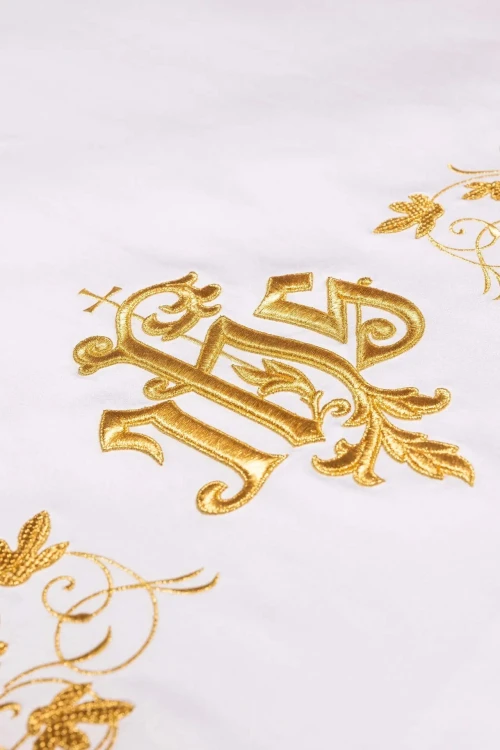 Złoty pas z powtarzanym monogramem IHS i ornamentem – zbliżenie 4