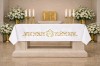 Złoty obrus ołtarzowy z maryjnym monogramem i ornamentem 150 × 300 cm – widok na ołtarzu