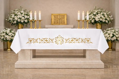 Złoty obrus ołtarzowy z maryjnym monogramem i ornamentem 150 × 350 cm – widok na ołtarzu