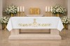 Złoty obrus ołtarzowy z haftem maryjnym i liliami 150 × 350 cm – widok na ołtarzu