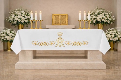 Złoty obrus ołtarzowy z haftem maryjnym i liliami 150 × 350 cm – widok na ołtarzu