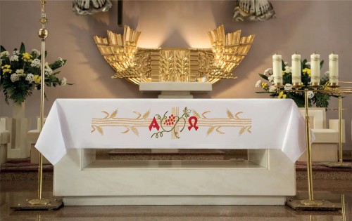 Biały obrus ołtarzowy Alfa i Omega, haft czerwono-złoty 150 × 300 cm – widok na ołtarzu