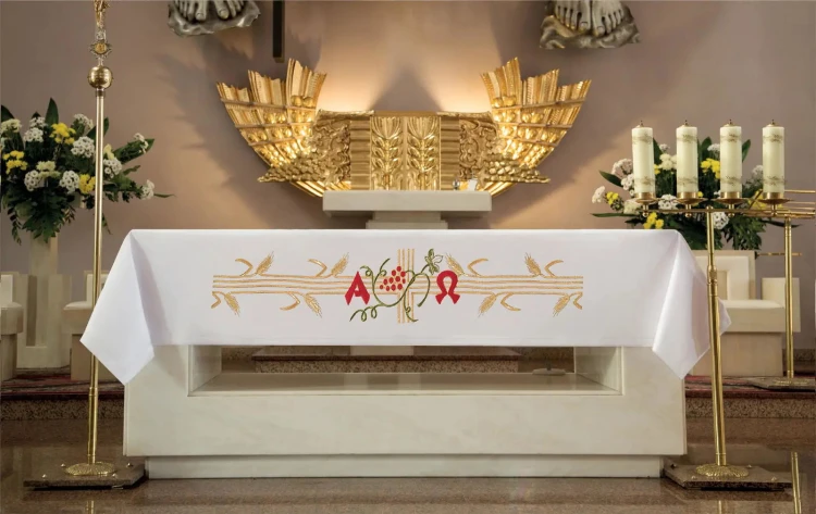 Biały obrus ołtarzowy Alfa i Omega, haft czerwono-złoty 150 × 300 cm – widok na ołtarzu