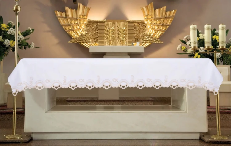 Biały obrus ołtarzowy z subtelnym haftem eucharystycznym 150 × 350 cm – widok na ołtarzu