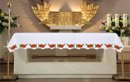 Biały obrus ołtarzowy z Gwiazdą Betlejemską 150 × 300 cm – widok na ołtarzu