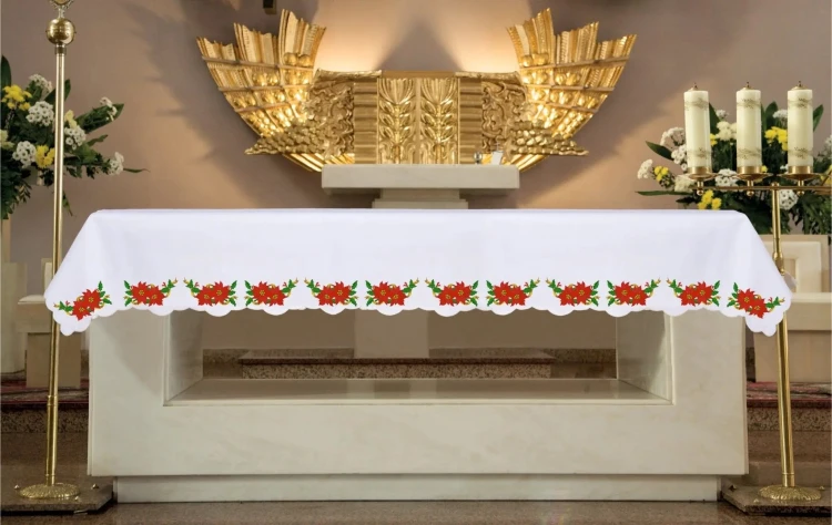 Biały obrus ołtarzowy z Gwiazdą Betlejemską 150 × 300 cm – widok na ołtarzu