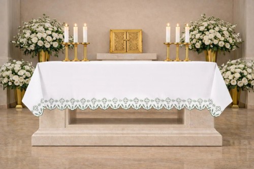 Biały obrus ołtarzowy IHS z kłosami i zielonym akcentem 150 × 300 cm – widok na ołtarzu