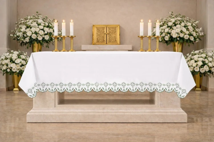 Biały obrus ołtarzowy IHS z kłosami i zielonym akcentem 150 × 300 cm – widok na ołtarzu
