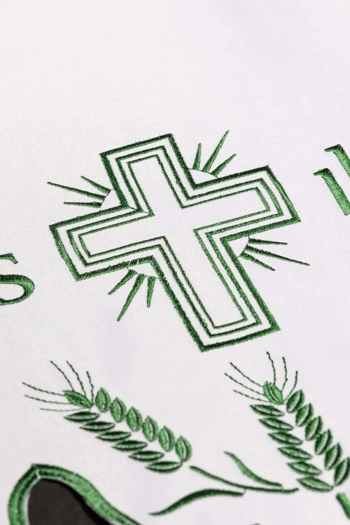 Zielone wykończenie, monogram IHS, krzyż i kłosy pszenicy – zbliżenie 2