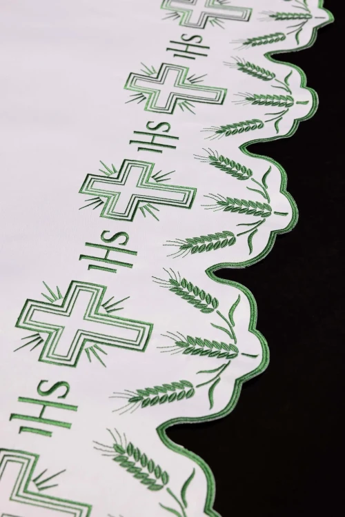 Zielone wykończenie, monogram IHS, krzyż i kłosy pszenicy – zbliżenie 3