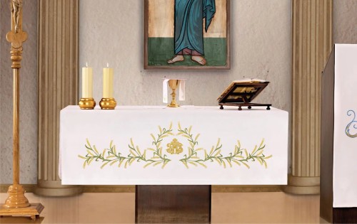 Biały obrus ołtarzowy z haftem kłosów 150 × 350 cm – widok na ołtarzu