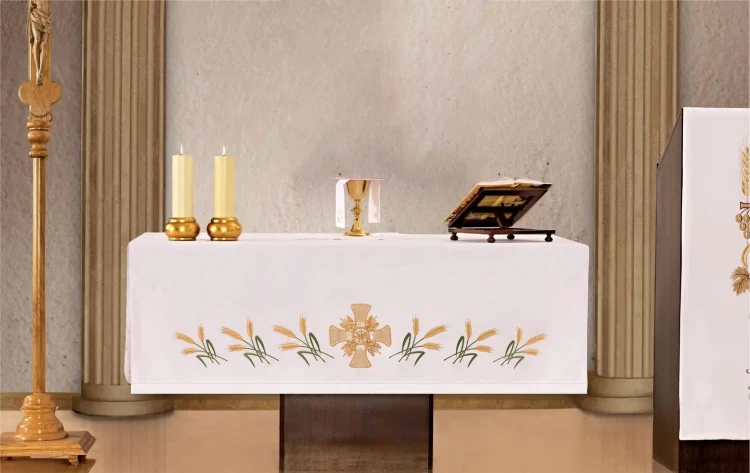 Biały obrus ołtarzowy z krzyżem, kłosami i motywem roślinnym 150 × 300 cm – widok na ołtarzu
