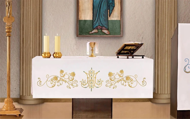 Biały obrus ołtarzowy z rozbudowanym haftem maryjnym 150 × 300 cm – widok na ołtarzu