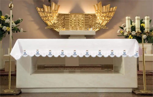 Biały obrus ołtarzowy z niebieskimi emblematami maryjnymi 150 × 350 cm – widok na ołtarzu