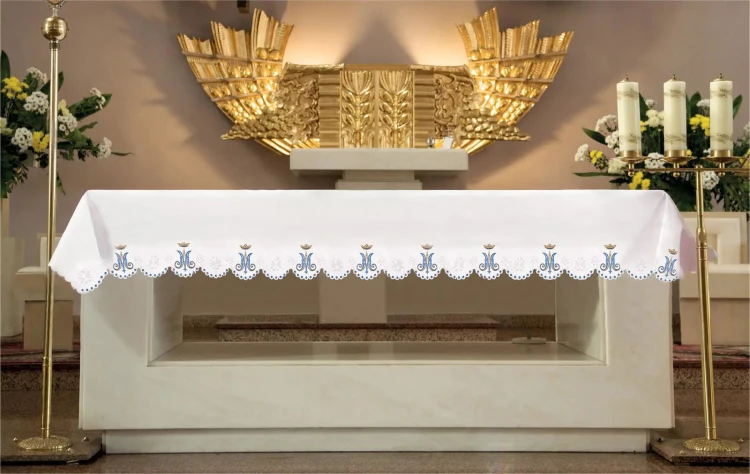 Biały obrus ołtarzowy z niebieskimi emblematami maryjnymi 150 × 350 cm – widok na ołtarzu