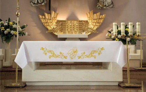 Biały obrus ołtarzowy ze złotym haftem Świętej Rodziny 150 × 300 cm – widok na ołtarzu