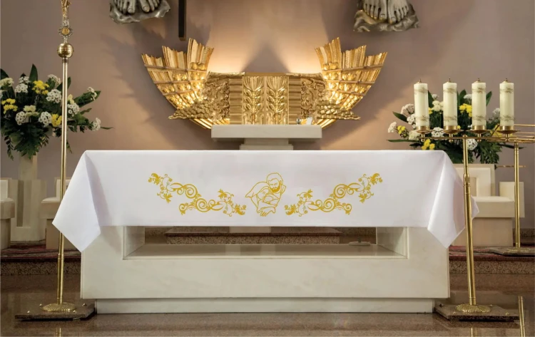 Biały obrus ołtarzowy ze złotym haftem Świętej Rodziny 150 × 350 cm – widok na ołtarzu