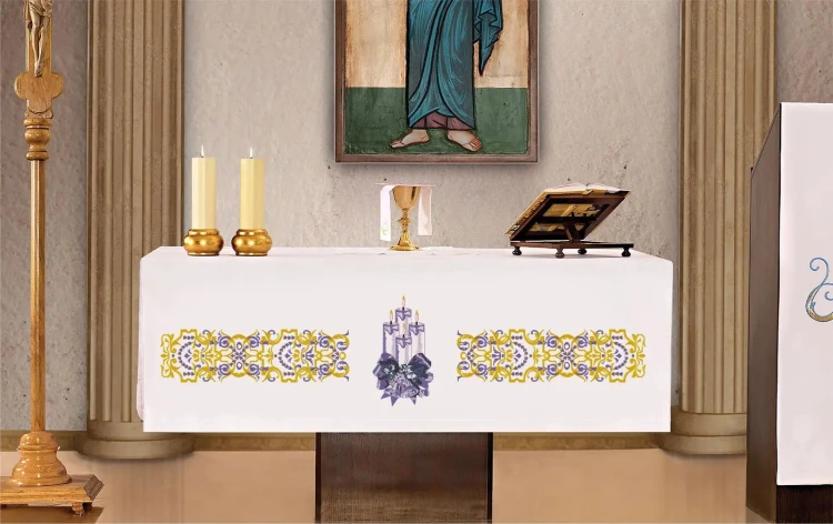 Biały obrus ołtarzowy z wieńcem adwentowym 150 × 300 cm – widok na ołtarzu