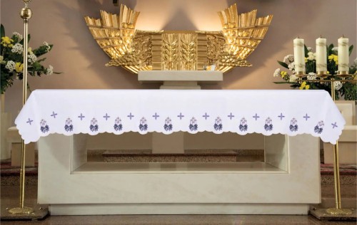 Biały obrus ołtarzowy z wieńcem adwentowym i krzyżami 150 × 350 cm – widok na ołtarzu