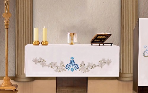 Biały obrus ołtarzowy z niebieskim haftem maryjnym 150 × 300 cm – widok na ołtarzu