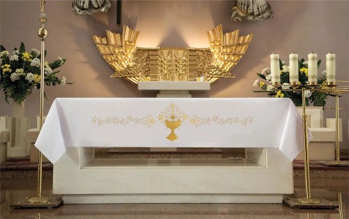 Biały obrus ołtarzowy ze złotym haftem hostii i kielicha 150 × 300 cm – widok na ołtarzu