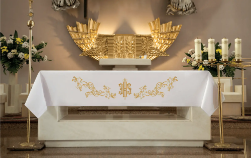 Biały obrus ołtarzowy ze złotym IHS i ornamentem roślinnym 150 × 300 cm – widok na ołtarzu