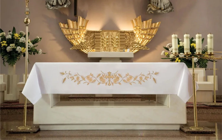 Biały obrus ołtarzowy ze złotym krzyżem i kłosami 150 × 350 cm – widok na ołtarzu
