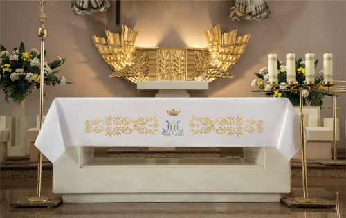 Biały obrus ołtarzowy ze złotym haftem maryjnym 150 × 350 cm – widok na ołtarzu