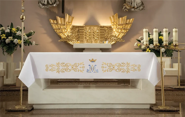 Biały obrus ołtarzowy ze złotym haftem maryjnym 150 × 350 cm – widok na ołtarzu