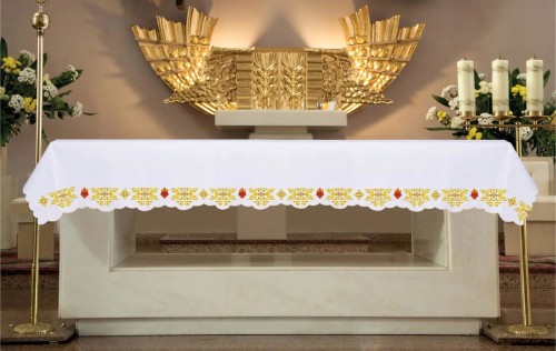 Biały obrus ołtarzowy ze złotymi krzyżami i Najświętszym Sercem 150 × 350 cm – widok na ołtarzu