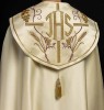 Kapa liturgiczna ecru z haftem IHS i motywem winorośli – widok główny