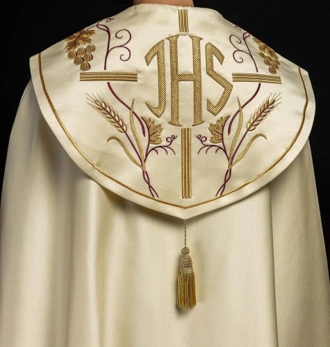 Kapa liturgiczna ecru z haftem IHS i motywem winorośli – widok główny