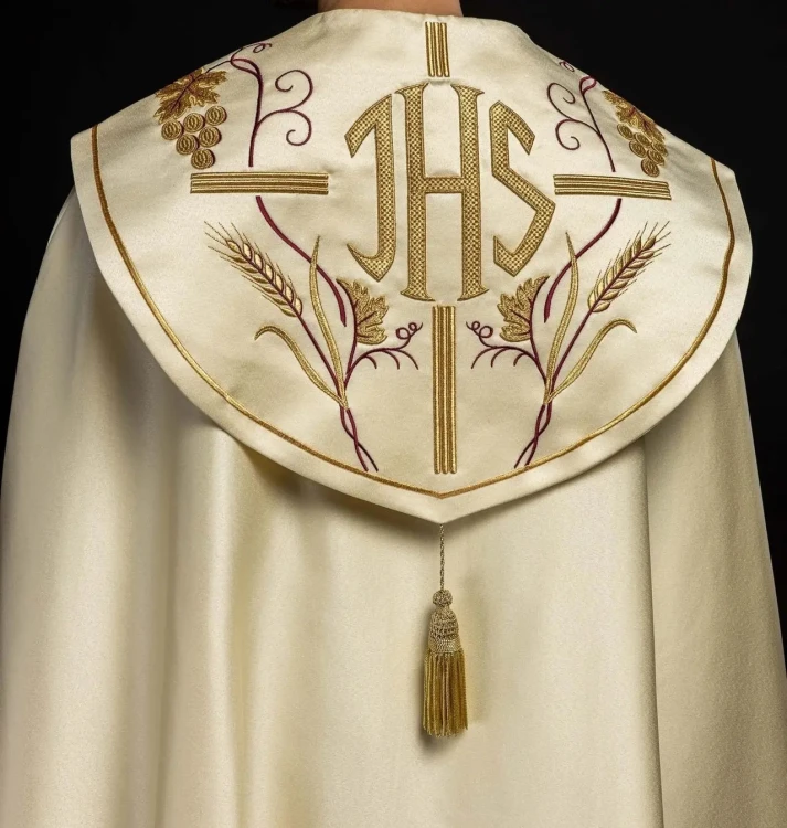 Kapa liturgiczna ecru z haftem IHS i motywem winorośli – widok główny