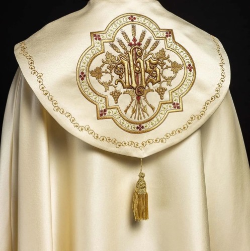 Kapa liturgiczna ecru z wypukłym haftem IHS – widok główny