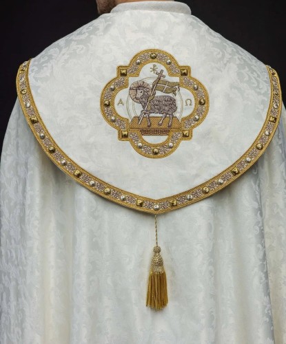 Kapa liturgiczna ecru z haftem Baranka Bożego - S-3072-05-88 – widok główny