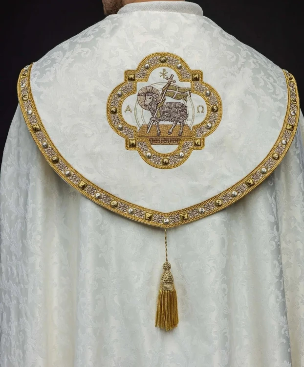 Kapa liturgiczna ecru z haftem Baranka Bożego - S-3072-05-88 – widok główny
