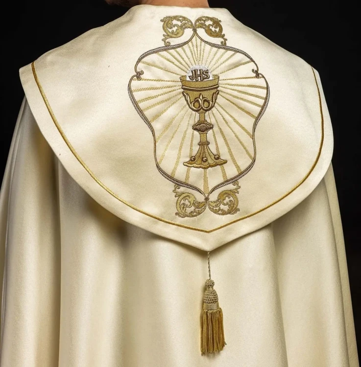 Kapa liturgiczna ecru z haftem IHS i pomponem – widok główny