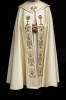 Kapa liturgiczna ecru z haftem IHS i pomponem – widok całej szaty