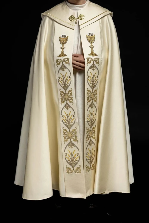 Kapa liturgiczna ecru z haftem IHS i pomponem – widok całej szaty