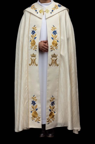 Kapa maryjna ecru ze złotym obszyciem – widok całej szaty