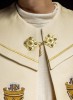 Kapa liturgiczna ecru z haftem IHS i pomponem – widok z przodu