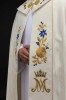 Kapa maryjna ecru ze złotym obszyciem – widok z przodu