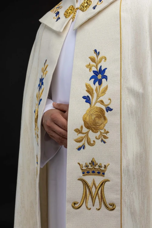 Kapa maryjna ecru ze złotym obszyciem – widok z przodu