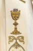 Kapa liturgiczna ecru z haftem IHS i pomponem – widok z tyłu