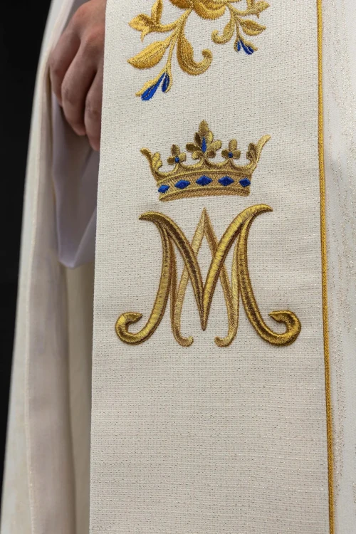 Kapa maryjna ecru ze złotym obszyciem – widok z tyłu