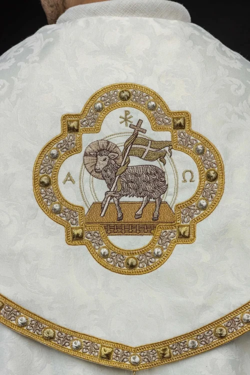 Kapa liturgiczna ecru z haftem Baranka Bożego - S-3072-05-88 – zbliżenie zdobienia