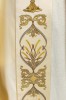 Kapa liturgiczna ecru z haftem IHS i pomponem – zbliżenie zdobienia
